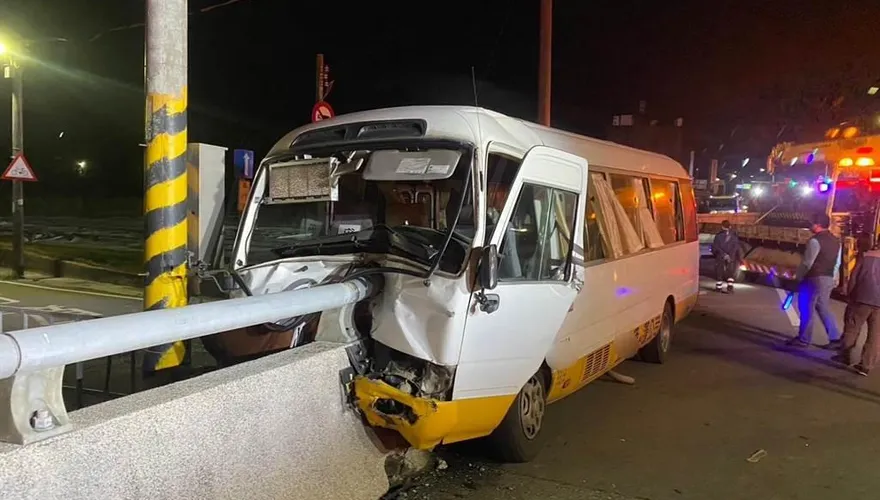 快訊/驚人意外！竹科接駁車自撞車禍「車頭直插橋墩」　8員工受傷送醫