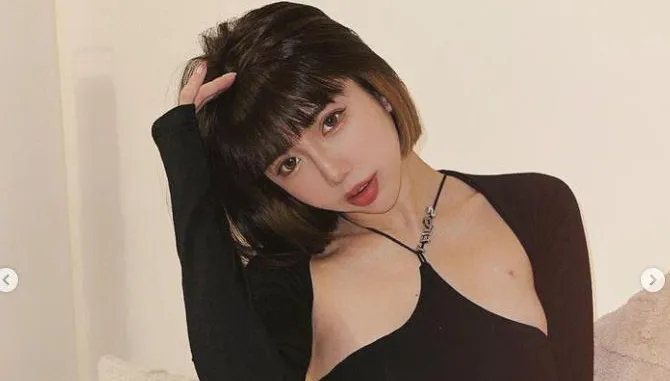 「啦啦隊女神」不藏了！穿連體衣洩邪惡視角　超狂腰身曲線全放送