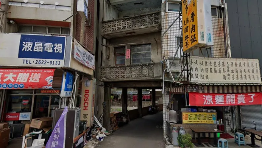 台中透天厝遭挖空有車迎面來！　「蹦康厝」奇景驚呆2萬人朝聖