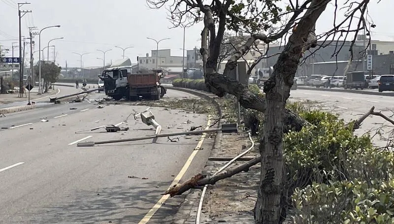 影/驚悚！砂石車失控拔路燈　現場宛如龍捲風掃過路樹橫躺