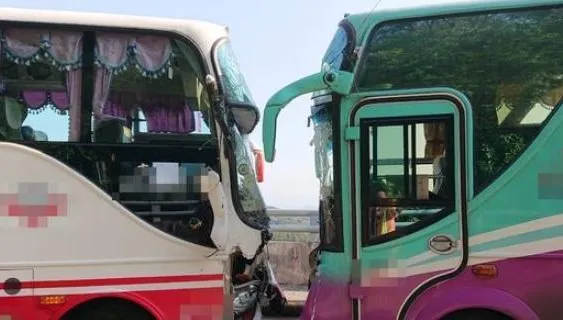 快訊/新店某私立高職接駁車對撞！學生嚇壞司機輕傷送醫