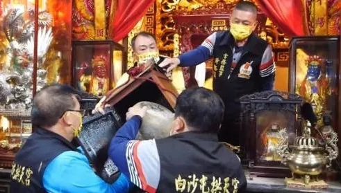 拱天宮進香圓滿結束！媽祖開爐聖顏再現　信眾帶進香旗過爐求平安