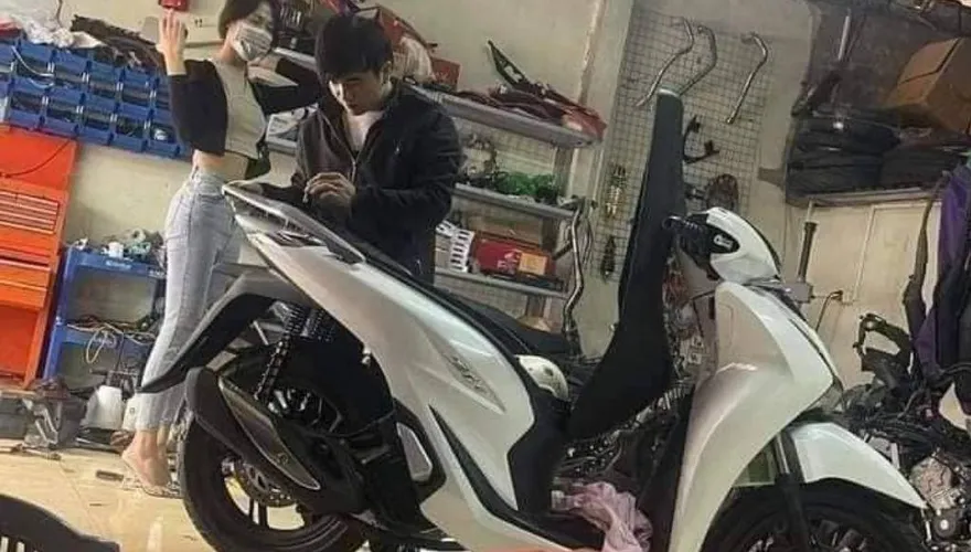 機車行驚見「無罩正妹」！老闆修3小時還沒好　網笑：要修車頭燈