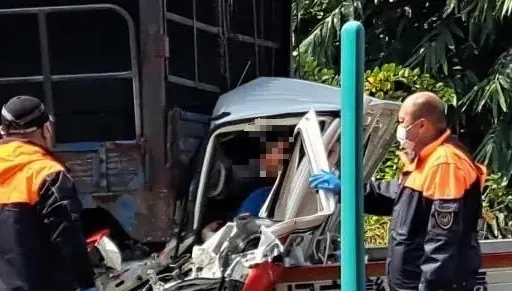 影/玩手遊釀禍？小貨車追撞大貨車　車頭全毀駕駛傷重送醫不治