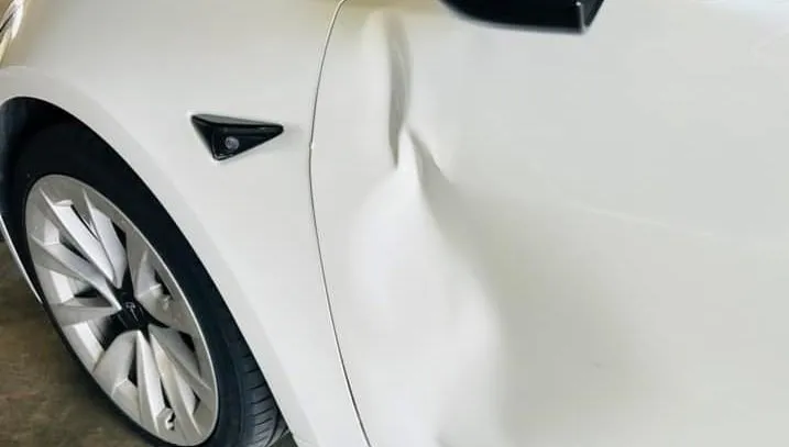 特斯拉不敵梧棲5級風！門把拉不住「車門竟被吹凹」　修理費慘噴保險卻拒賠