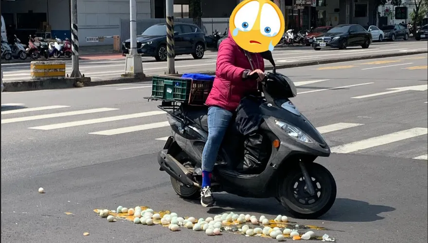 蛋蛋的哀傷！機車騎士載蛋成「在地美食」　網友不忍心：從富翁變乞丐