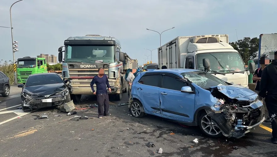 影/桃園楊梅5車追撞！曳引車撞砂石車轎車外加貨車　現場一片混亂
