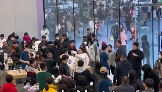 影/愛國就該支持國貨！陸男舉大聲公衝蘋果店高喊「加油China」...尷尬畫面登熱搜