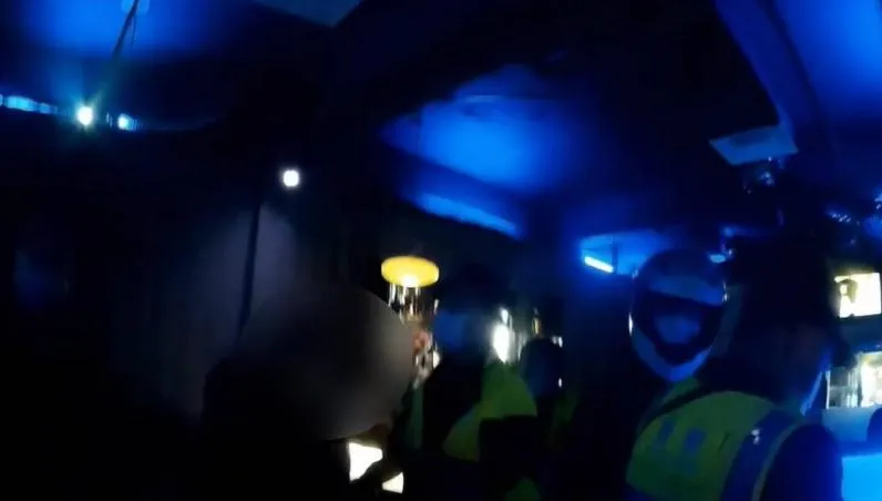 高雄酒吧爆口角衝突！男嗆警「家裡有槍來搜嗎？」　下秒被抓包是酒駕通緝犯