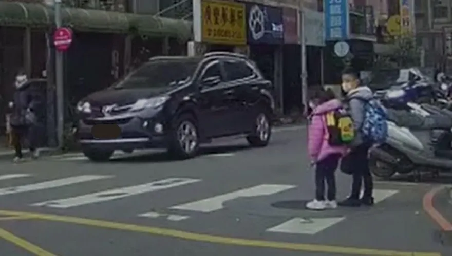 影/行人地獄！林口2童過馬路「被大車逼退」　網驚：超怕被撞死