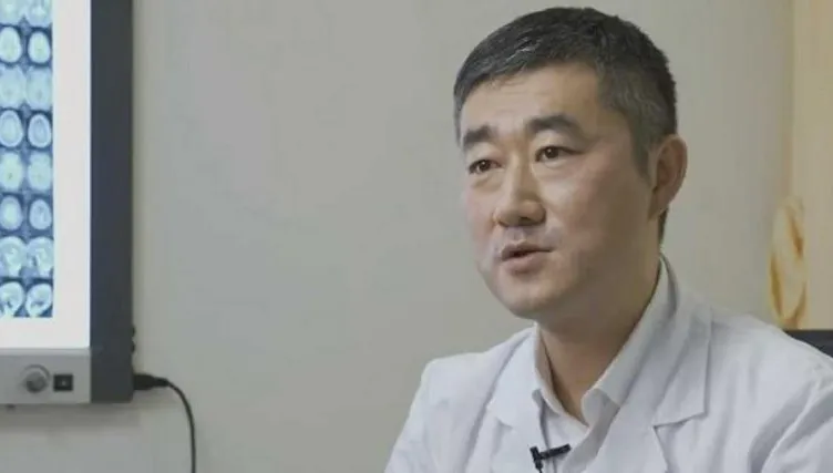 她胃痛聽信「喝熱水能緩解」半年後赴醫查出胃癌　醫揭4因素導致