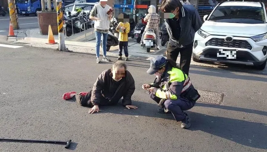 中斷30年親情再續！新北7旬翁台中跌一跤泣訴「想找妹妹」　警協尋竟真找到人
