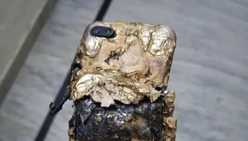 男用手機「邊充電邊講電話」下一秒被炸死　友見一「驚人1幕」崩潰！