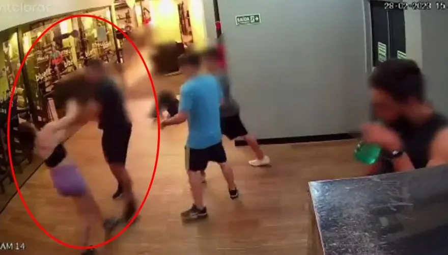 影/少女霸佔健身房器材狂滑手機　下秒遭憲兵一記左勾拳打到站不穩