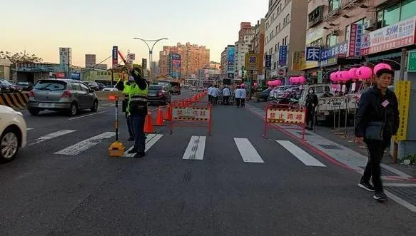 議員父告別式藍綠白大咖到場捻香！　淡水交通堵塞引民怨警道歉