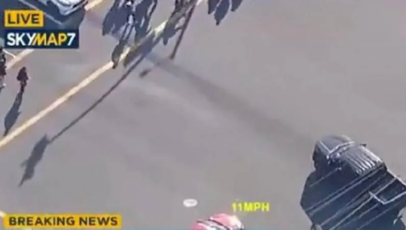 行人天堂！美國警匪追逐「竟一起停等學生過馬路」　律師嘆：持槍歹徒比台灣駕駛更尊重行人