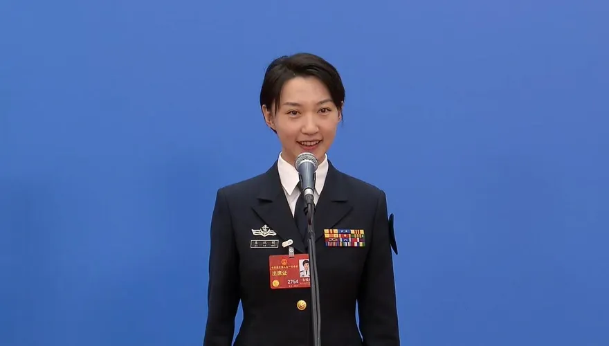 大陸兩會/「請保持距離」！曾英語喊話外軍艦機　遼寧艦美女少校亮相代表通道