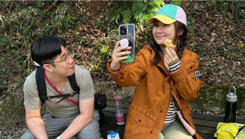 抓到了！Selina神秘男友「無罩真面目」曝光...兇手竟是雙親　粉絲大讚：任媽超大方