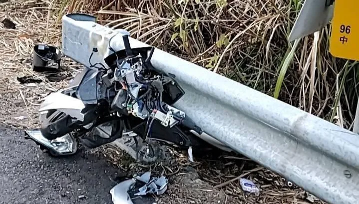 快訊/台中爆嚴重車禍！22歲騎士自撞護欄「機車全毀」　搶救無效死亡
