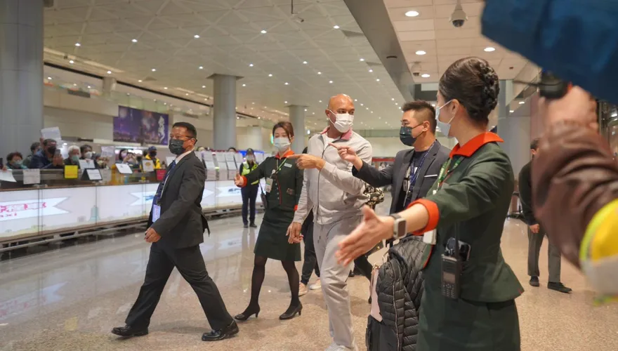WBC經典賽/傳奇李維拉抵台球迷簇擁！王建民說「台灣很美」…他親自來體驗