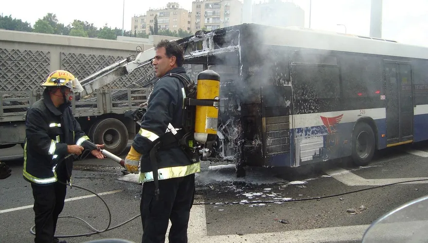 10死6傷！祕魯50人小巴與摩托計程車對撞起火　兩車燒到只剩車架