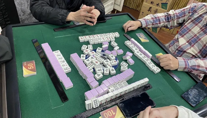 影/再集8點就可換錢？淡水警方破獲「點數卡」賭場　帶回32人查扣250萬「這東西」