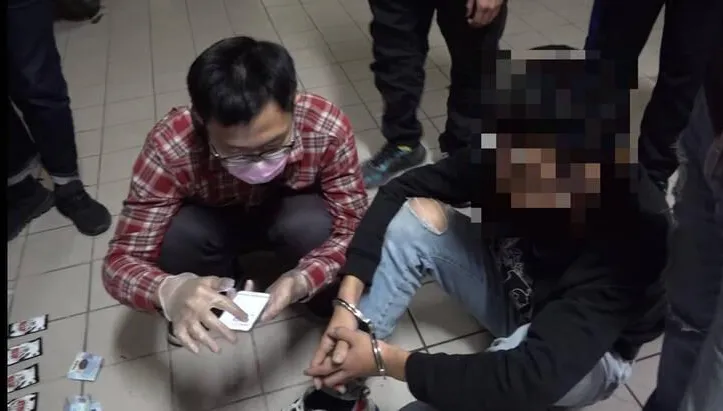 毒販真貼心「天冷送到家」各種暗號到處貼！警到場強力壓制