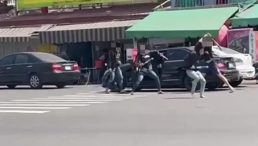 嘉義「球棒隊」街頭亂鬥！賓士囂張插路中掛假牌　警逮3人到案