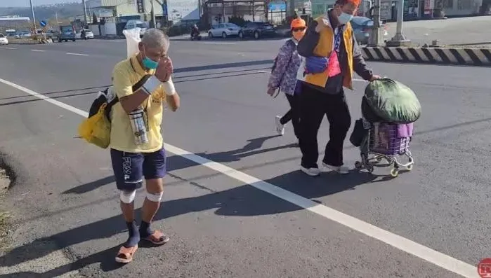 小腿萎縮裹紗布！跛腳追白沙屯媽祖走完9天　「勇腳阿伯」身分曝光