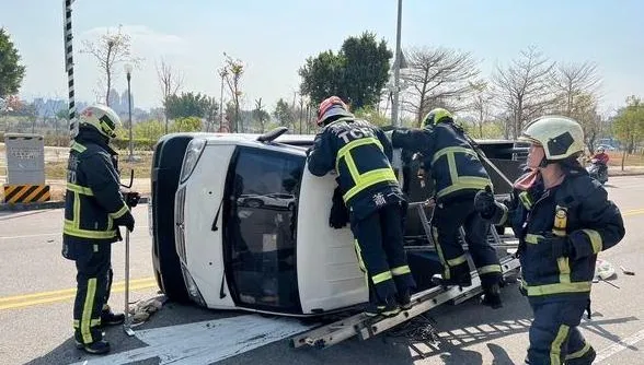 快訊/台中小貨車90度側翻橫躺馬路　駕駛意識清楚送醫救治