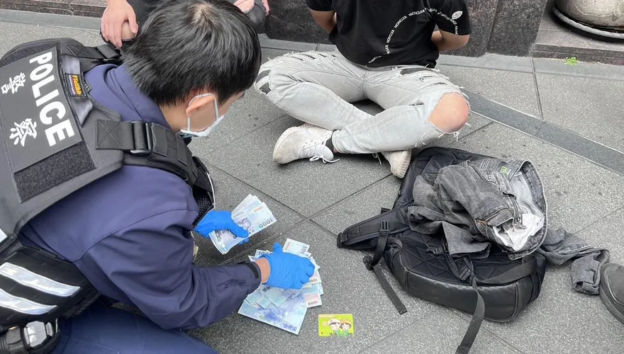 559萬差點被領走！板橋警逮假公文詐騙車手　扣提款卡及時保住7旬公嬤老本