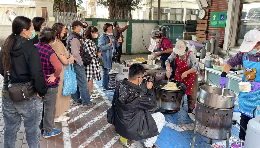 秒速還債！台南婦欠29萬法拍會賣「炒米粉」　香氣四溢民眾搶翻