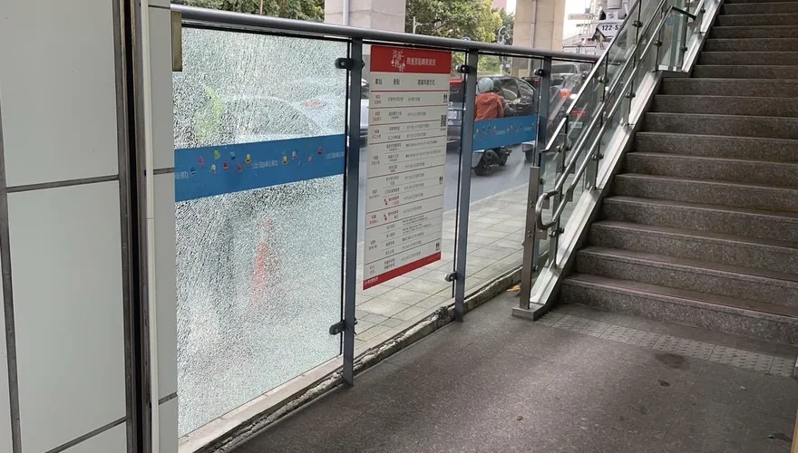 快訊/淡海輕軌、公車站遭槍擊　多處玻璃遭擊破警追查