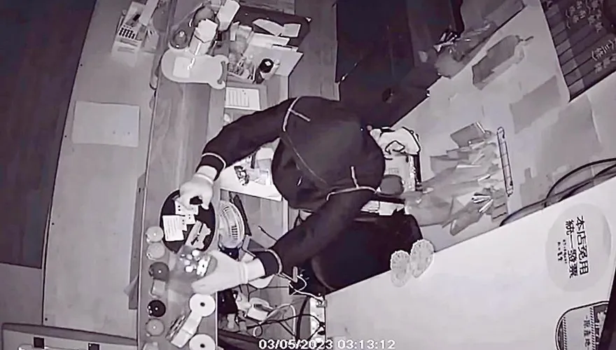 慣竊男半夜破壞門鎖潛入餐廳　只偷了這一點錢被警一眼認出逮獲