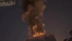 影/火舌衝天！台中高樓層建案頂樓竄出「濃煙柱」　蔓延2樓層2小時撲滅