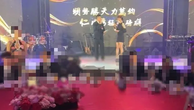 影/迎賓辣妹片！明仁會大直春酒「黑道跆拳學霸」坐主桌　港黑幫「和勝和」高層也出席