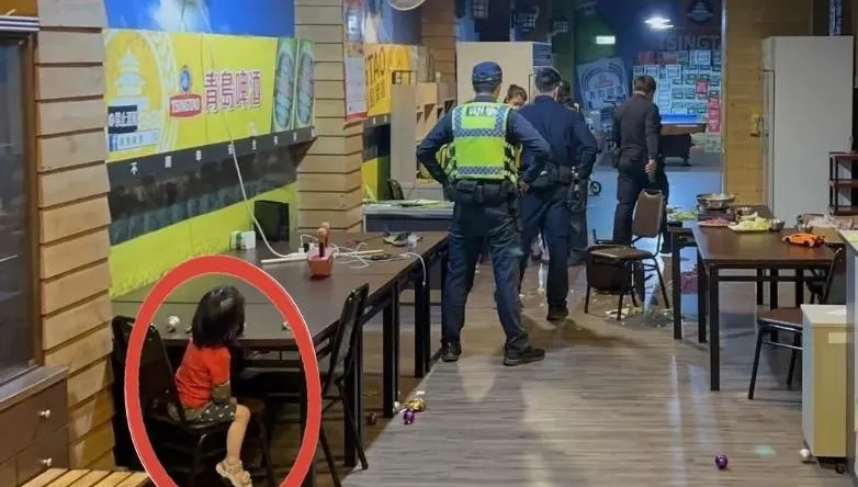 賣勾安捏打我媽媽！惡男嫌小吃店「沒小姐陪」　竟當著小女孩面「持椅狂砸」闆娘