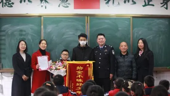 影/拾「金」不昧！小學生撿市值71萬金飾還失主　各方送「大禮包」年領2.7萬獎金至高中畢業