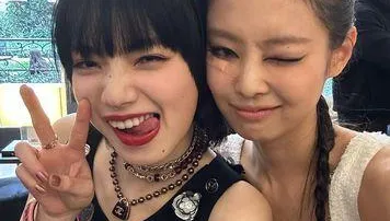 Jennie小松菜奈同框了！甜曬「親密合影」網嗨翻敲碗女神合作