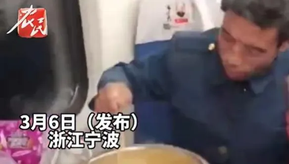 影/陸工人火車上用大鋼盆「泡10包麵」登熱搜...網曝因為「這原因」食量大