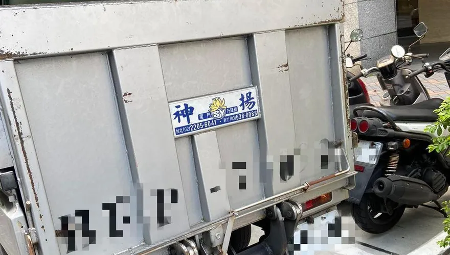 段宜康發文抱怨機車遭違停貨車阻擋出入　網友留言：感謝陳歐珀