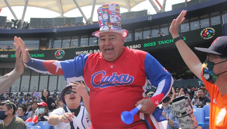 WBC棒球經典賽/鐵粉大叔挺古巴追到台灣！　狂鳴汽笛「全場球迷跟他嗨」