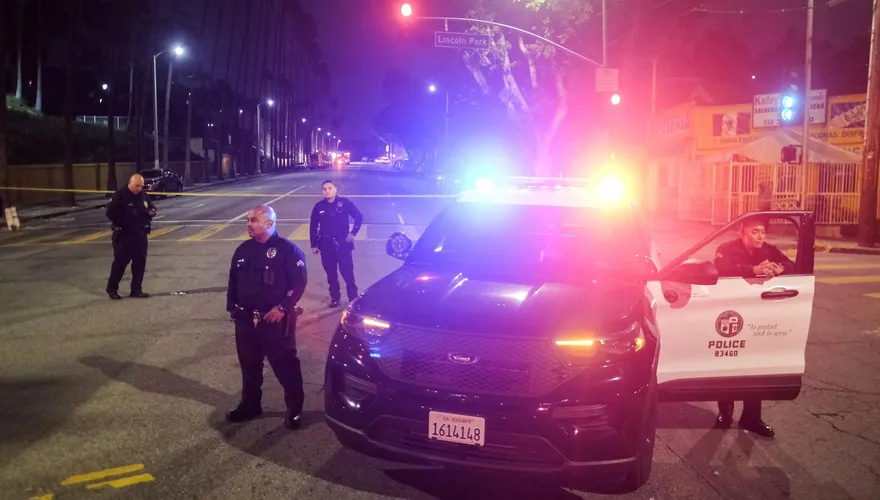 快訊/洛杉磯槍擊案3警中彈送醫　24輛警車圍捕！嫌犯被擊斃
