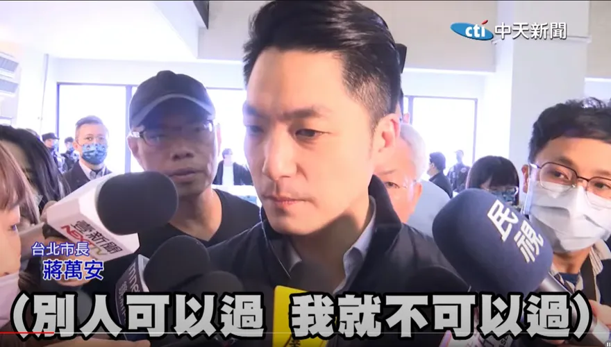 影/旗袍辣妹服侍黑幫春酒！蔣萬安眉頭緊皺說話了