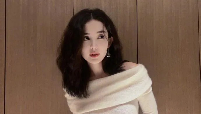 成龍爆「搭小38歲」新疆美女！疑開拍《神話2》合照流出…網轟：根本爺孫戀