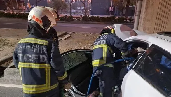 快訊/車頭炸開！台中女駕駛酒駕自撞　車上5人全送醫