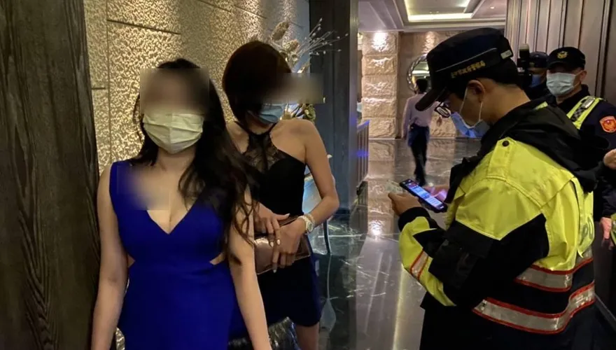 影/幫派零容忍！台中警「全天候」掃蕩 　臨檢夜店「一片球海」