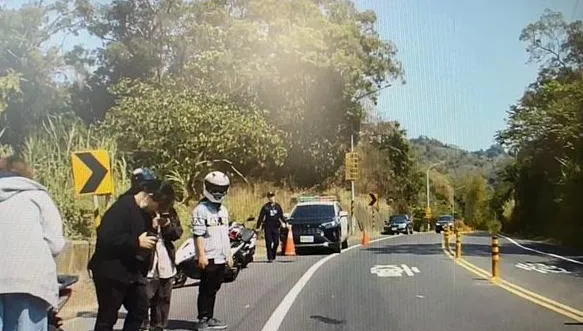 影/貨車過彎衝對向擊落2機車！男大生慘死輪下　女騎士跳車躲過一劫