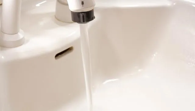 傷口可用自來水沖洗？研究：感染風險與生理食鹽水無異