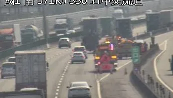 快訊／國1南下五甲交流道車禍！出口匝道封閉回堵嚴重　警方正排除事故中